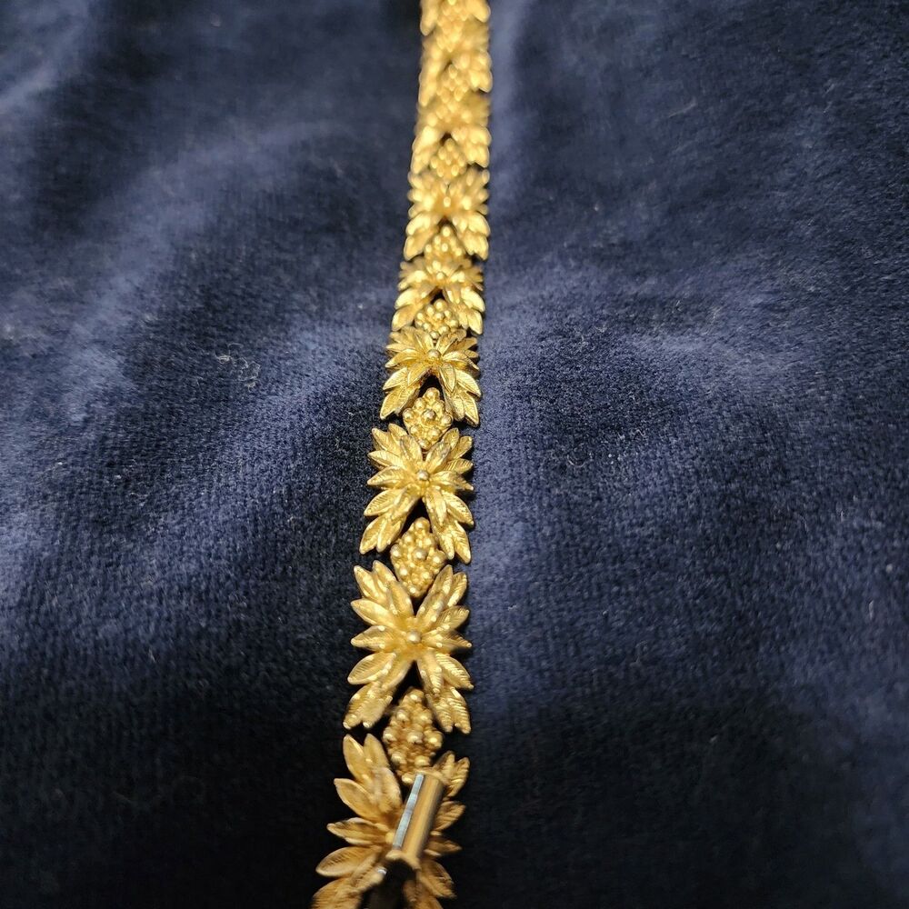 Sarah Coventry Vintage Bracelet Gold Tone Floral Leaves Textured Links - Picture 12 of 12